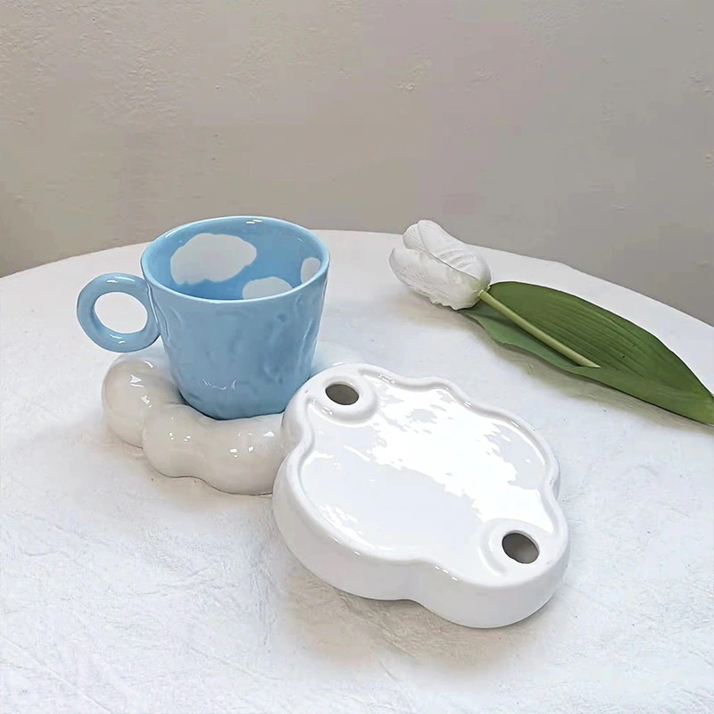 【1つ買うと10個無料】メガ割 の手描きのかわいい青い空の雲枕カップソーサーガールハートセラミックカップコーヒーカップ kanxia24043