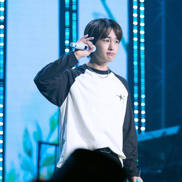 SHINee 直筆サイン入りTシャツ オニュ オンユ SMTOWN angieseoul_ep070-1