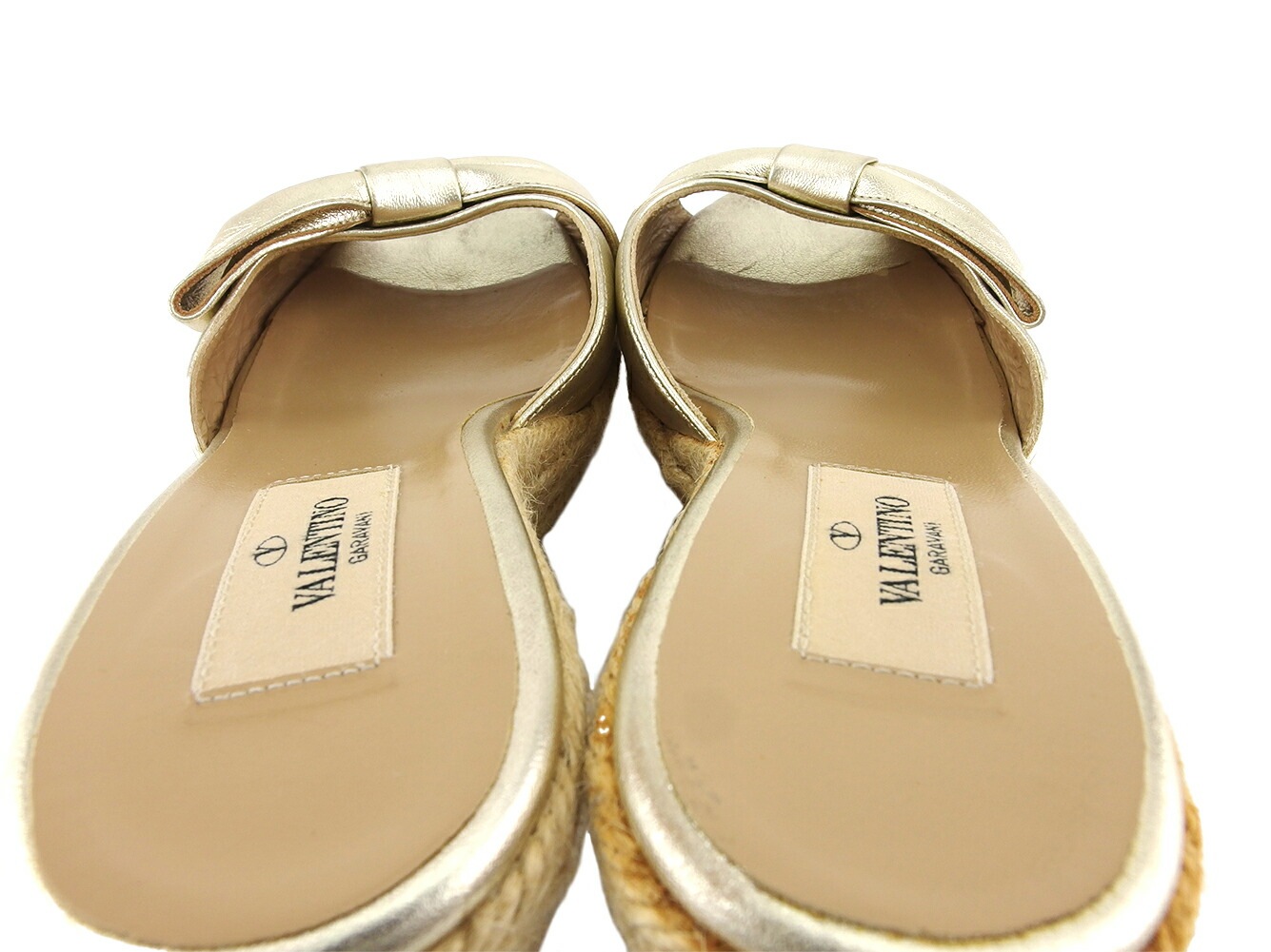 Valentino スタッズ付きベージュサンダル Valentino Garavani ロック