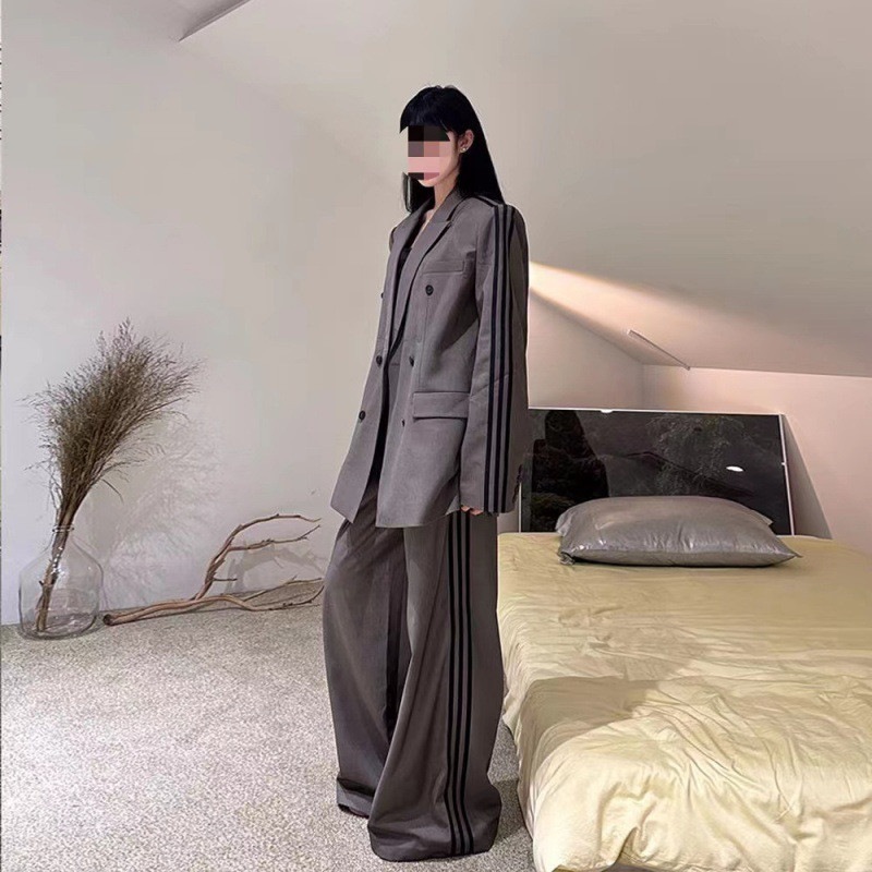 アメリカンスタイルのグレーのストライプのブレザー女性の秋と冬の新しいハイウエストワイドレッグパンツファッショナブルなツーピーススーツ アメリカンスタイルのグレーのストライプのブレザー女性の秋と冬の新しいハイウエストワイドレッグパンツファッショナブルなツーピーススーツ