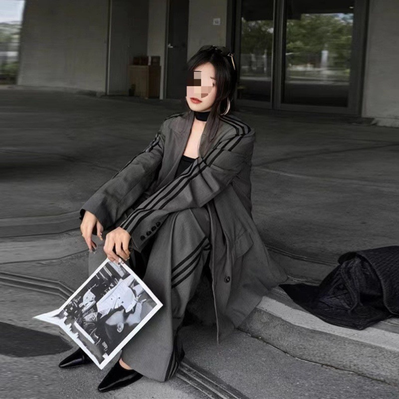 アメリカンスタイルのグレーのストライプのブレザー女性の秋と冬の新しいハイウエストワイドレッグパンツファッショナブルなツーピーススーツ アメリカンスタイルのグレーのストライプのブレザー女性の秋と冬の新しいハイウエストワイドレッグパンツファッショナブルなツーピーススーツ