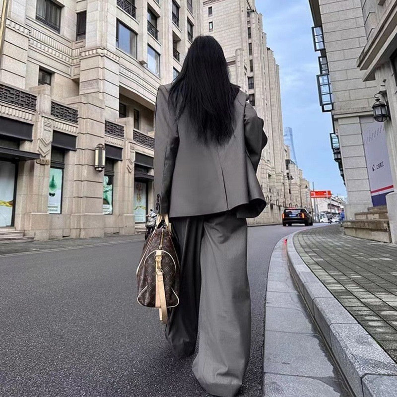 アメリカンスタイルのグレーのストライプのブレザー女性の秋と冬の新しいハイウエストワイドレッグパンツファッショナブルなツーピーススーツ アメリカンスタイルのグレーのストライプのブレザー女性の秋と冬の新しいハイウエストワイドレッグパンツファッショナブルなツーピーススーツ