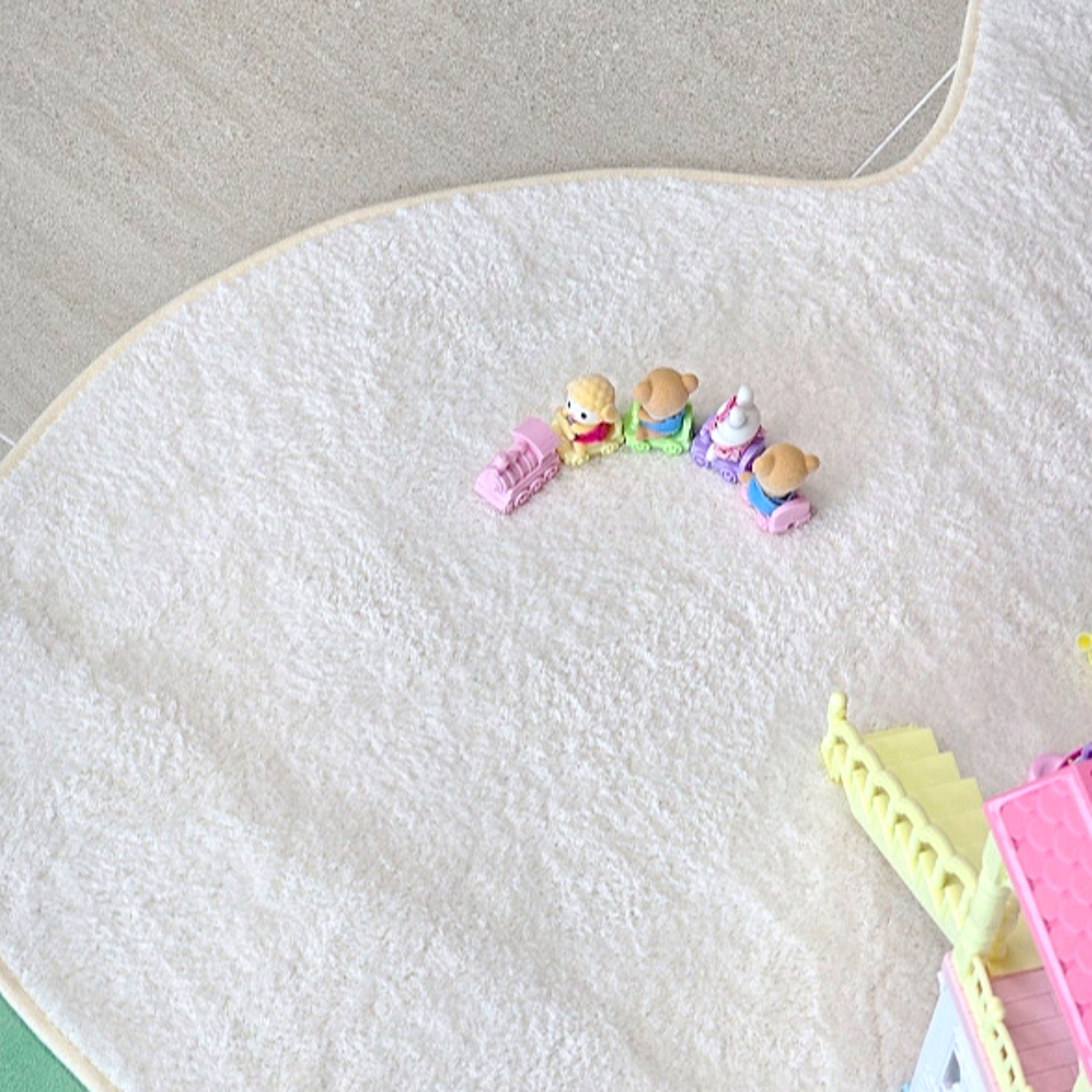 [韓国生産] くもりん 変形 デザイン ラグ かわいい 洗える リビングラグ カーペット（3色展開）