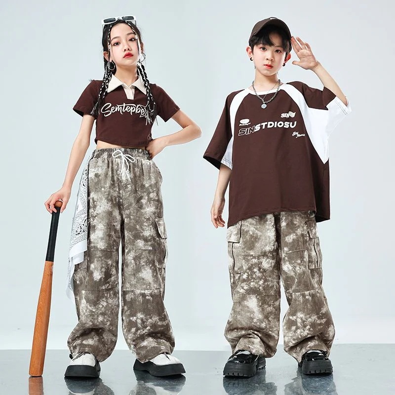 街のダンスの子供のファッション服の男の子のヒップホップのhiphopのドラムは女の子のクールでかっこいい迷彩のスーツを演じます