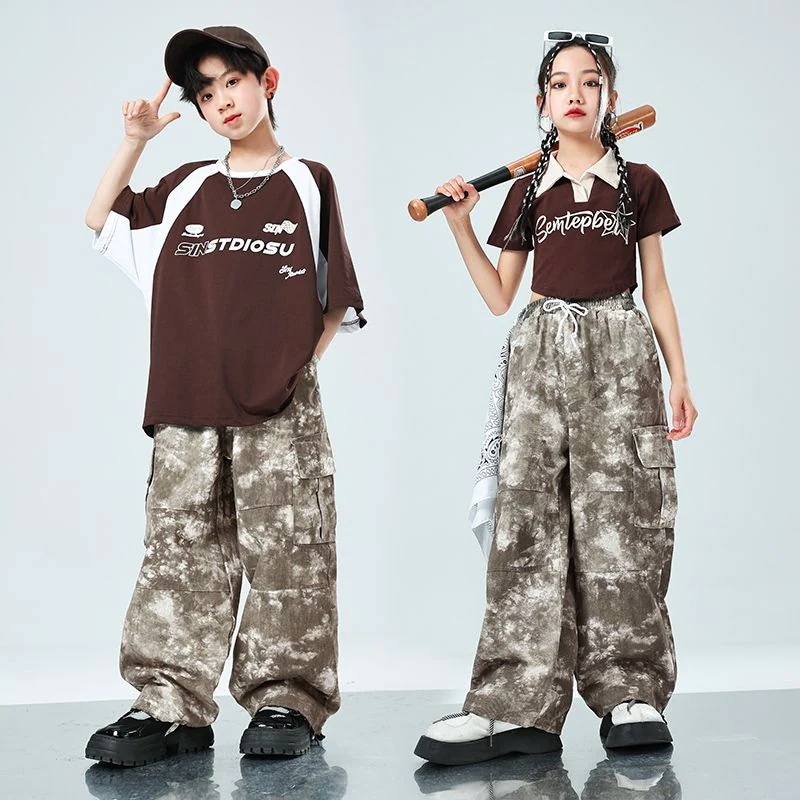 街のダンスの子供のファッション服の男の子のヒップホップのhiphopのドラムは女の子のクールでかっこいい迷彩のスーツを演じます