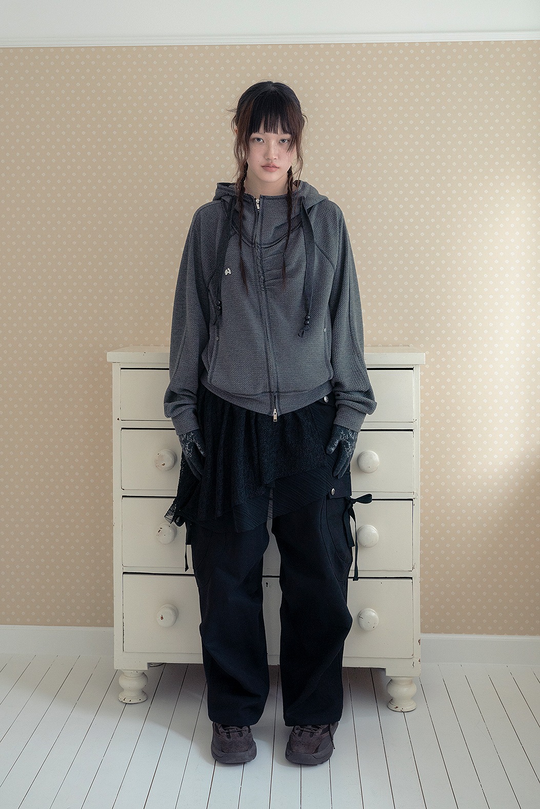 【HUGYOURSKIN】 SHIRRING HIGH-NECK HOODIE ZIP-UP : GRAY 【HUGYOURSKIN】 SHIRRING HIGH-NECK HOODIE ZIP-UP : GRAY