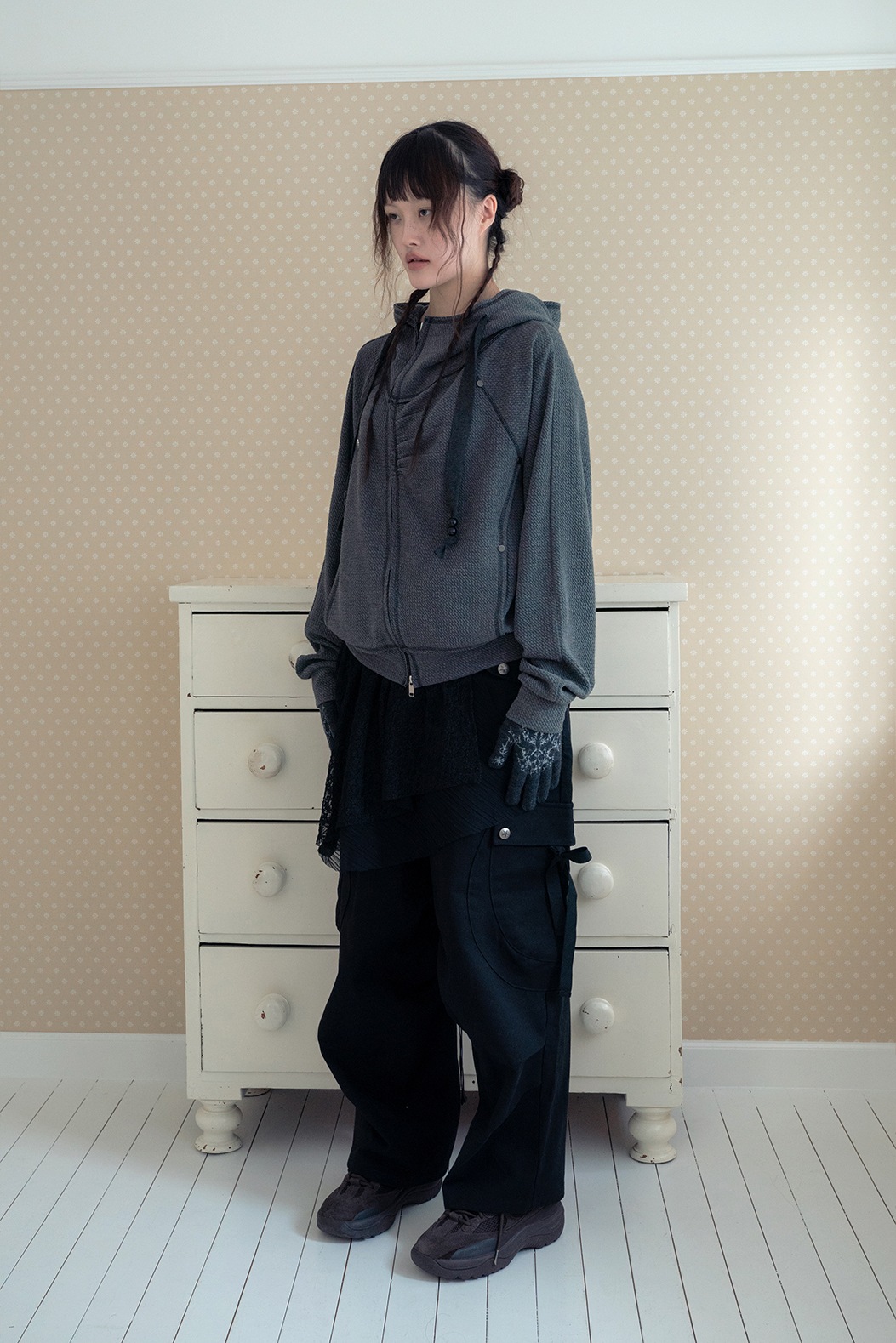 【HUGYOURSKIN】 SHIRRING HIGH-NECK HOODIE ZIP-UP : GRAY 【HUGYOURSKIN】 SHIRRING HIGH-NECK HOODIE ZIP-UP : GRAY