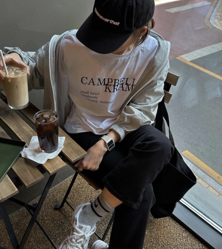 ロゴ入り トップス Tシャツ シャツ プルオーバー 白シャツ 袖あり 半袖 5分袖 五分袖 Uネック ラウンドネック ストレート Iライン かわいい 大人可愛い シンプル ロゴ入り トップス Tシャツ シャツ プルオーバー 白シャツ 袖