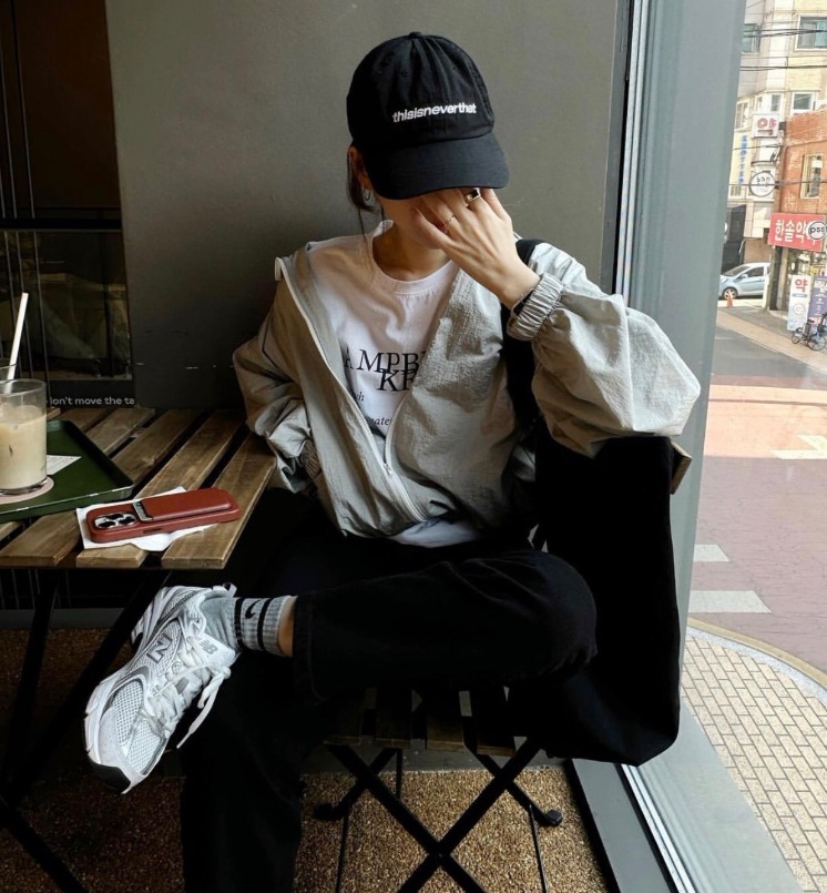 ロゴ入り トップス Tシャツ シャツ プルオーバー 白シャツ 袖あり 半袖 5分袖 五分袖 Uネック ラウンドネック ストレート Iライン かわいい 大人可愛い シンプル ロゴ入り トップス Tシャツ シャツ プルオーバー 白シャツ 袖