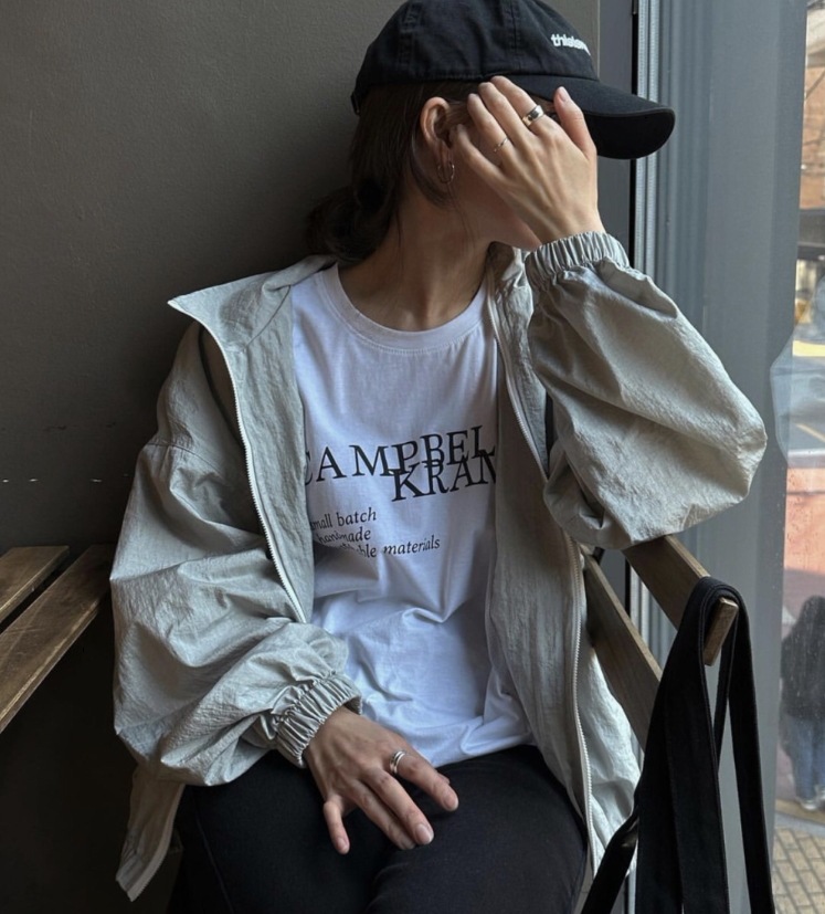 ロゴ入り トップス Tシャツ シャツ プルオーバー 白シャツ 袖あり 半袖 5分袖 五分袖 Uネック ラウンドネック ストレート Iライン かわいい 大人可愛い シンプル uricca 「1992円 クーポンで」 Tシャツ レディース トップス