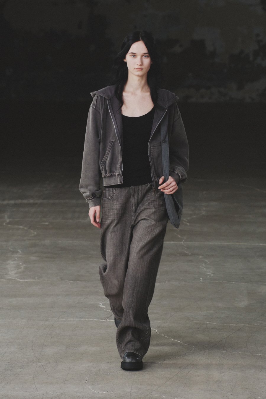 【INSILENCE】 CUT-OFF HOOD ZIP UP : CHARCOAL