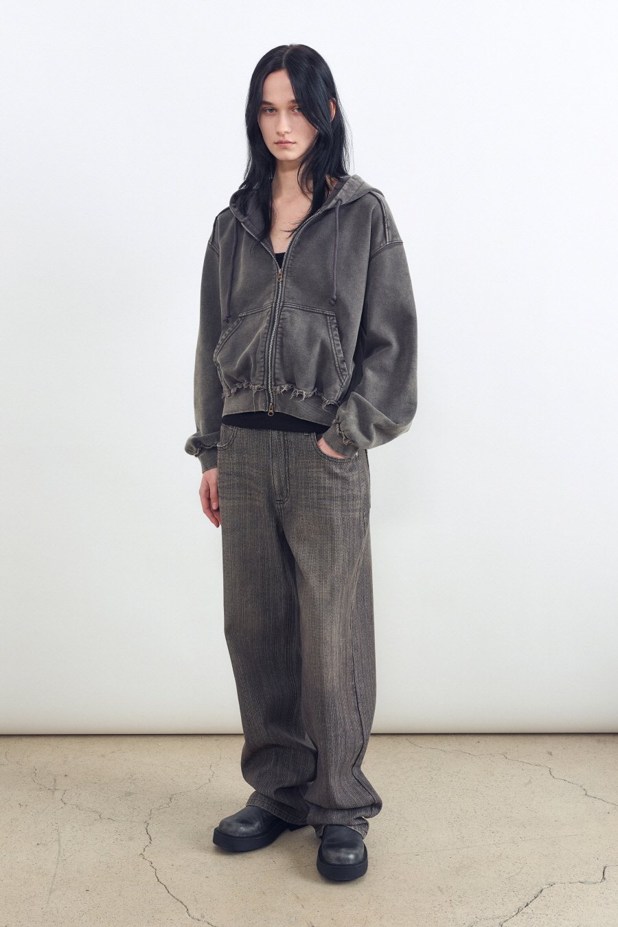 【INSILENCE】 CUT-OFF HOOD ZIP UP : CHARCOAL