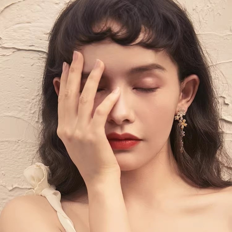 ピアス イヤリング ピアスホール不要 2タイプ アクセサリー 両耳 高級感 ロング 長め フラワー 花 サクラ 埋め込み 揺れるピアス 女の子っぽい 普段使い パーティ お呼ばれ 結婚式