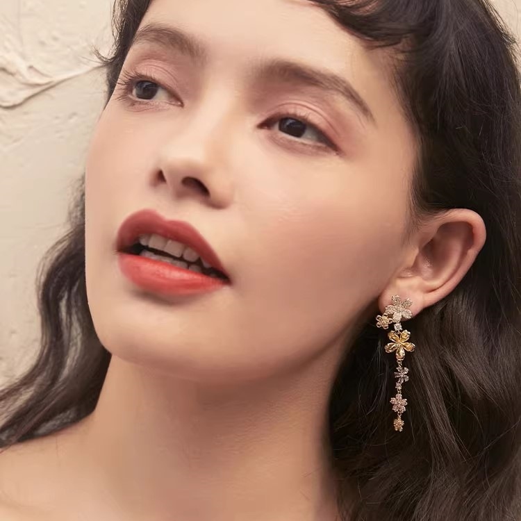 ピアス イヤリング ピアスホール不要 2タイプ アクセサリー 両耳 高級感 ロング 長め フラワー 花 サクラ 埋め込み 揺れるピアス 女の子っぽい 普段使い パーティ お呼ばれ 結婚式