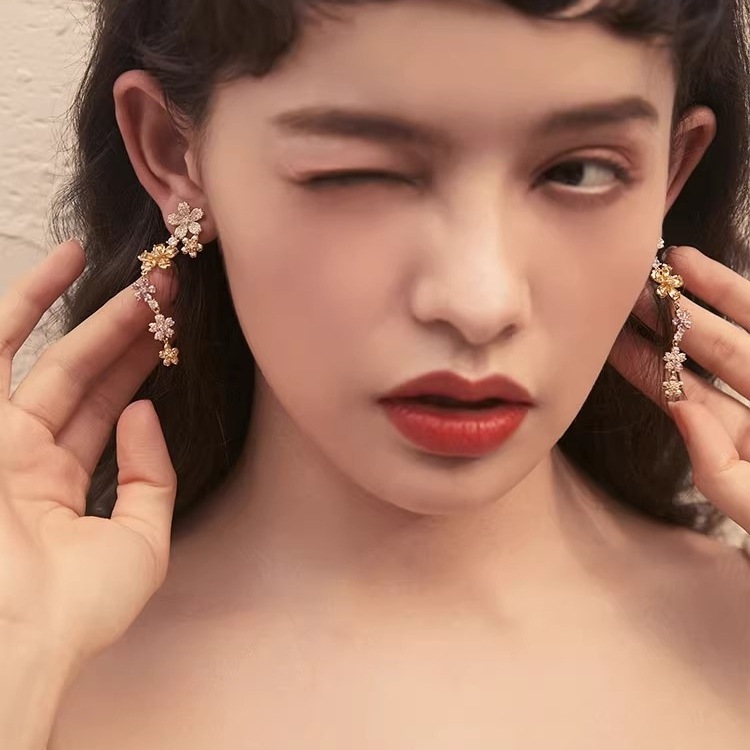 ピアス イヤリング ピアスホール不要 2タイプ アクセサリー 両耳 高級感 ロング 長め フラワー 花 サクラ 埋め込み 揺れるピアス 女の子っぽい 普段使い パーティ お呼ばれ 結婚式