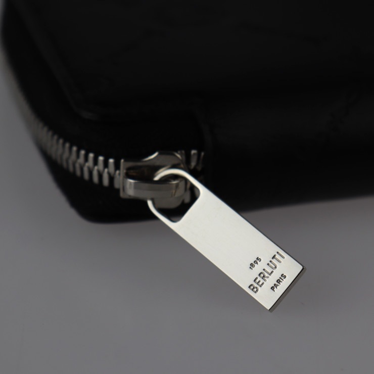 新品未使用展示品 Berluti ベルルッティ 二つ折り財布 - ITAUBA VERTICAL イタウバ バーティカル カーフスキン ブラック シルバー金具 ラウンドファスナ【本物保証】 新品未使用展示品 Berluti ベルルッティ 二つ折り財布 - ITAUBA VERTICAL イタウバ バーティカル カーフスキン ブラック シルバー金具 ラウンドファスナ【本物保証】