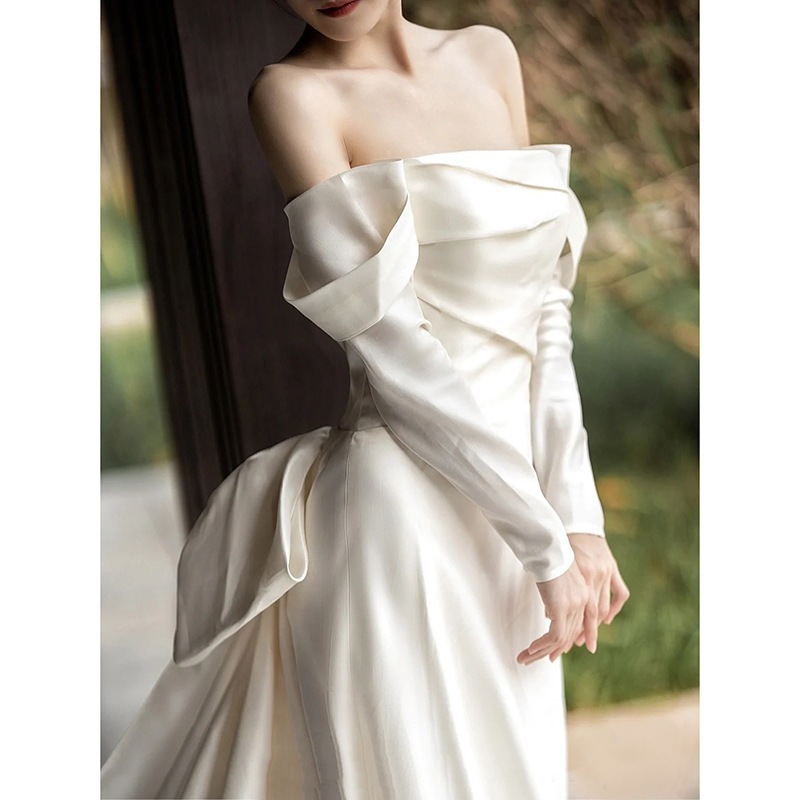 一字の肩の長袖の軽いウェディングドレスのサテンの主な紗のハイエンドの軽い豪華な外出の紗のフランス式の大きい尾の花嫁のウェディングドレス 一字の肩の長袖の軽いウェディングドレスのサテンの主な紗のハイエンドの軽い豪華な外出の紗のフランス式の大きい尾の花嫁のウェディングドレス