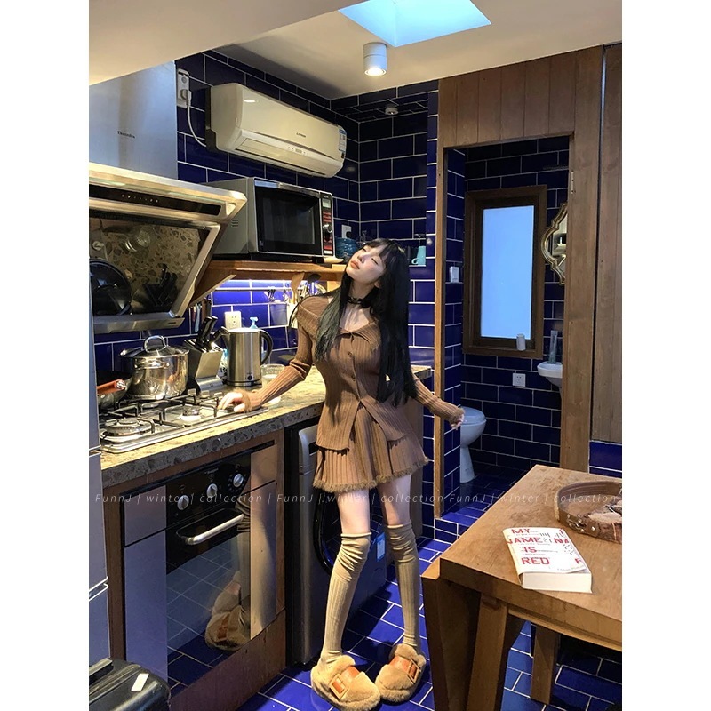 【2枚購入で200円 OFF！急速出荷】ハイウエストプリーツスカート付きレディースツーピースセータースーツ