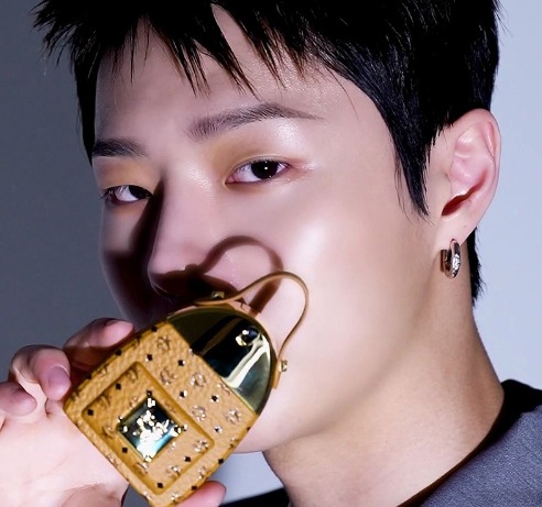 ITZY イェジ SHINee テミン Pendant Bold One-Touch Earring ITZY イェジ SHINee テミン Pendant Bold One-Touch Earring