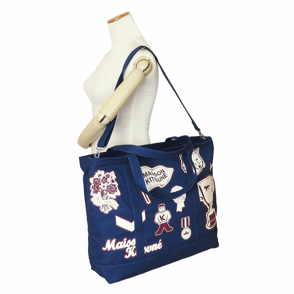 トートバッグ ショルダーバッグ マザーズバッグ バーシティ パッチズ XXL インクブルー A4サイズ収納可 LW05106WW0083 P476 トートバッグ ショルダーバッグ マザーズバッグ バーシティ パッチズ XXL インクブルー A4サイズ収納可 LW05106WW0083 P476