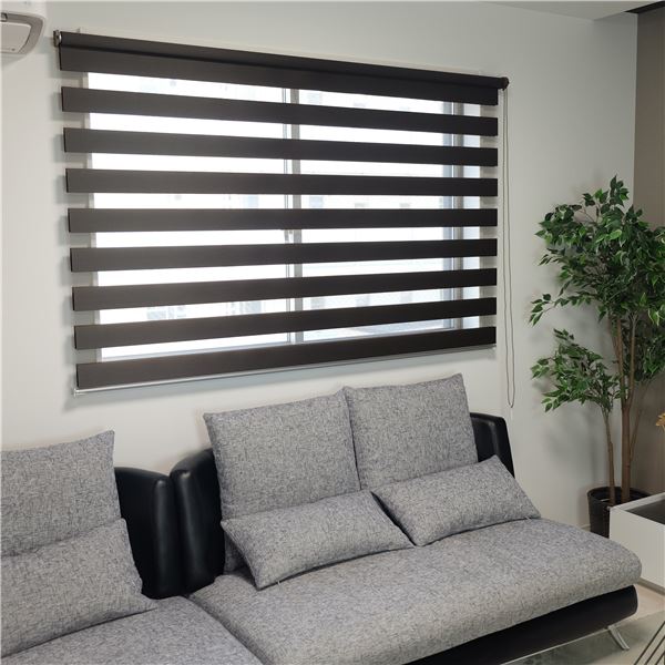 自在に光の量を調節できる調光ロールスクリーン チョコレート 約幅130x高さ150cm 自在に光の量を調節できる調光ロールスクリーン チョコレート 約幅130x高さ150cm