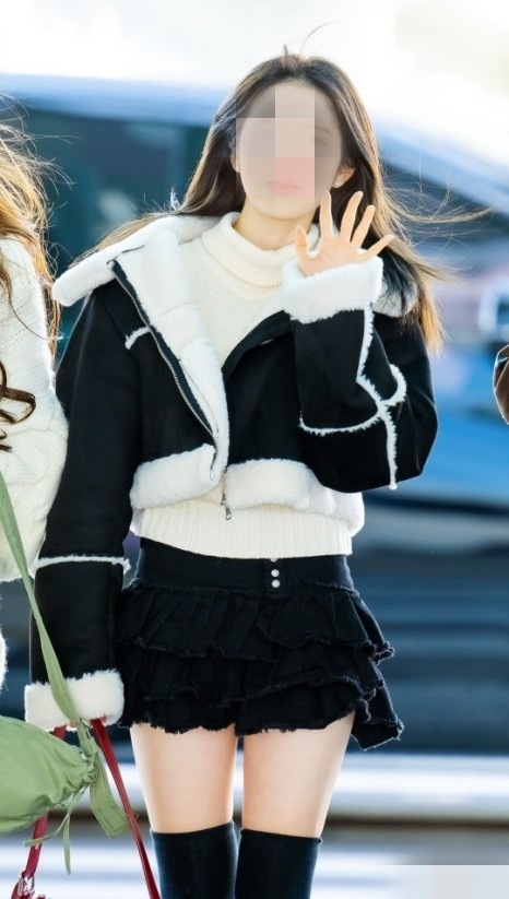 HENNIT Crop Mustang (Black) クロップムートン STAYC ステイシーシウン韓国 女子アイドル 着用 HENNIT Crop Mustang (Black) クロップムートン STAYC ステイシーシウン韓国 女子アイドル 着用