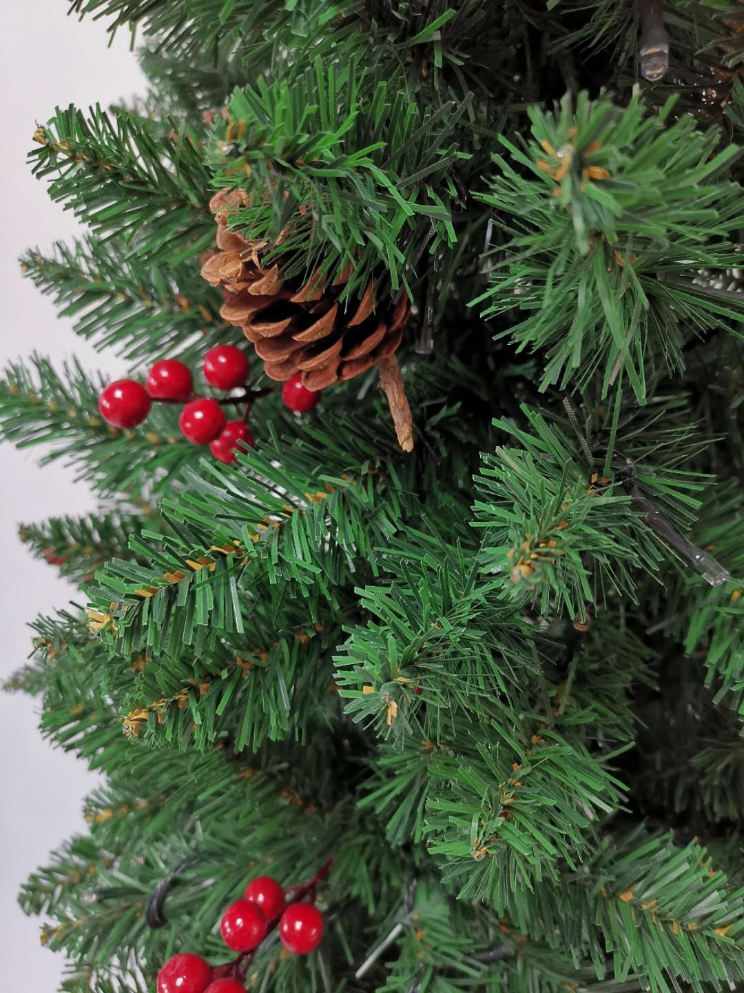 クリスマスツリー スリム ヌードツリー xmas 森の中のクリスマス 松かさ付き 赤い実付き 緑 グリーン おしゃれ 北欧 リアル 組立簡単 イベント用 210cm e090 クリスマスツリー スリム ヌードツリー xmas 森の中のクリスマス 松かさ付き 赤い実付き 緑 グリーン おしゃれ 北欧 リアル 組立簡単 イベント用 210cm e090