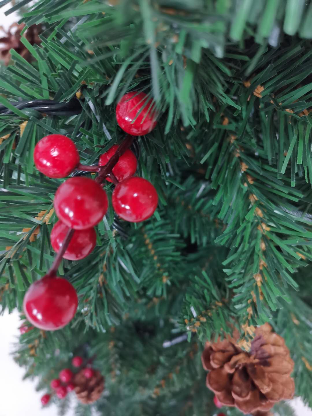 クリスマスツリー スリム ヌードツリー xmas 森の中のクリスマス 松かさ付き 赤い実付き 緑 グリーン おしゃれ 北欧 リアル 組立簡単 イベント用 210cm e090 クリスマスツリー スリム ヌードツリー xmas 森の中のクリスマス 松かさ付き 赤い実付き 緑 グリーン おしゃれ 北欧 リアル 組立簡単 イベント用 210cm e090