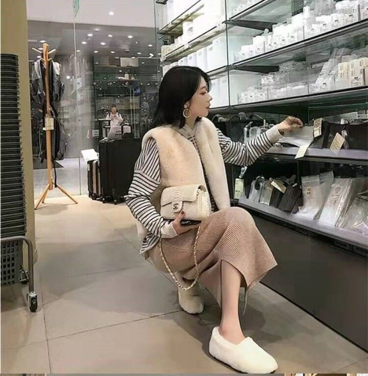 アウター ベスト コート 上着 ミディアム丈 袖なし ノースリーブ ラウンドネック 襟なし セミフレア もこもこ ふわふわ 前開き ボア かわいい 大人可愛い きれいめ カジュアル 大人 上品