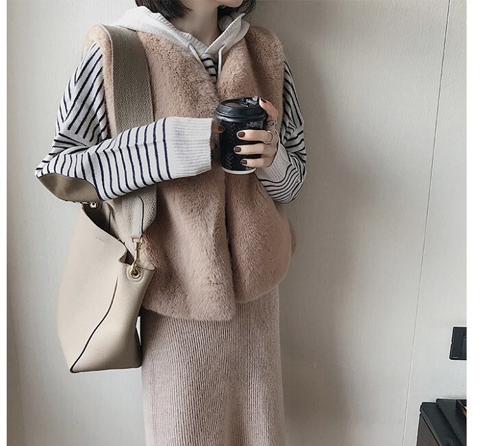 アウター ベスト コート 上着 ミディアム丈 袖なし ノースリーブ ラウンドネック 襟なし セミフレア もこもこ ふわふわ 前開き ボア かわいい 大人可愛い きれいめ カジュアル 大人 上品