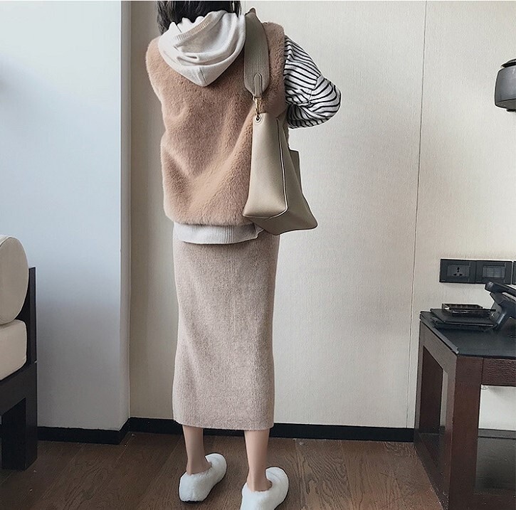 アウター ベスト コート 上着 ミディアム丈 袖なし ノースリーブ ラウンドネック 襟なし セミフレア もこもこ ふわふわ 前開き ボア かわいい 大人可愛い きれいめ カジュアル 大人 上品