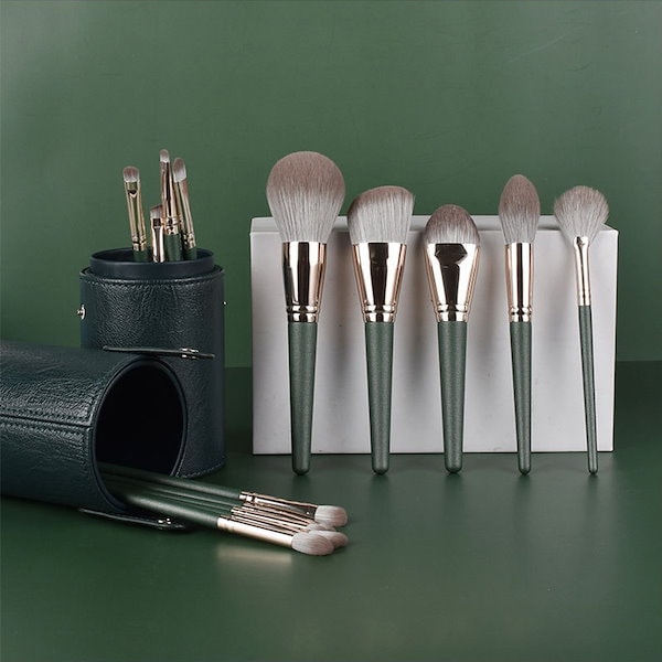 Qoo10] EASRNIY [翌日配達] メイクブラシセット 筒型収