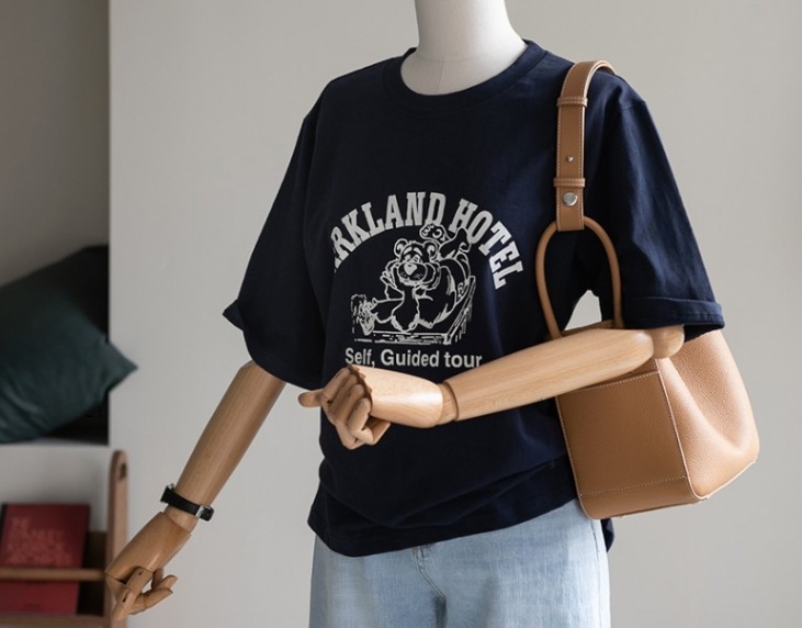 キャラクタープリント トップス Tシャツ シャツ プルオーバー 白シャツ 白トップス 袖あり 半袖 5分袖 五分袖 Uネック ラウンドネック ストレート Iライン かわいい 大人可愛い シンプル