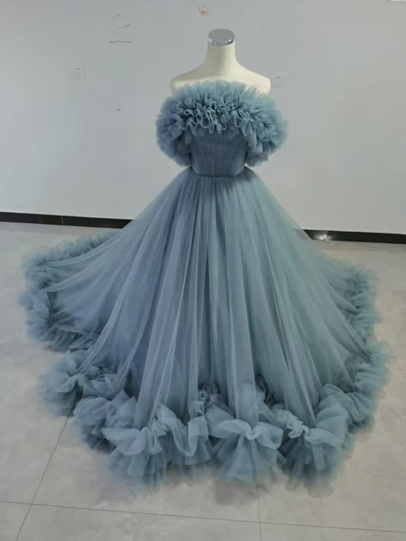 実例写真!カラードレス ブルー 取り外しオフショルダー ラッフルフリル ソフトチュール デザイン感 花嫁 実例写真!カラードレス ブルー 取り外しオフショルダー ラッフルフリル ソフトチュール デザイン感 花嫁