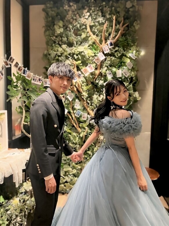 実例写真!カラードレス ブルー 取り外しオフショルダー ラッフルフリル ソフトチュール デザイン感 花嫁 実例写真!カラードレス ブルー 取り外しオフショルダー ラッフルフリル ソフトチュール デザイン感 花嫁