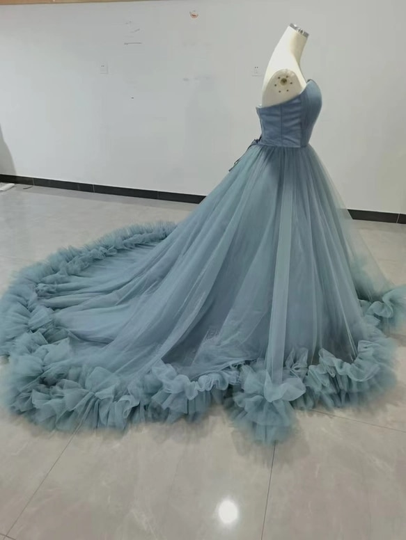 実例写真!カラードレス ブルー 取り外しオフショルダー ラッフルフリル ソフトチュール デザイン感 花嫁 実例写真!カラードレス ブルー 取り外しオフショルダー ラッフルフリル ソフトチュール デザイン感 花嫁