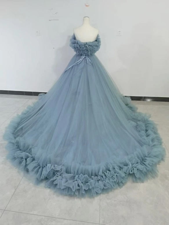 実例写真!カラードレス ブルー 取り外しオフショルダー ラッフルフリル ソフトチュール デザイン感 花嫁 実例写真!カラードレス ブルー 取り外しオフショルダー ラッフルフリル ソフトチュール デザイン感 花嫁