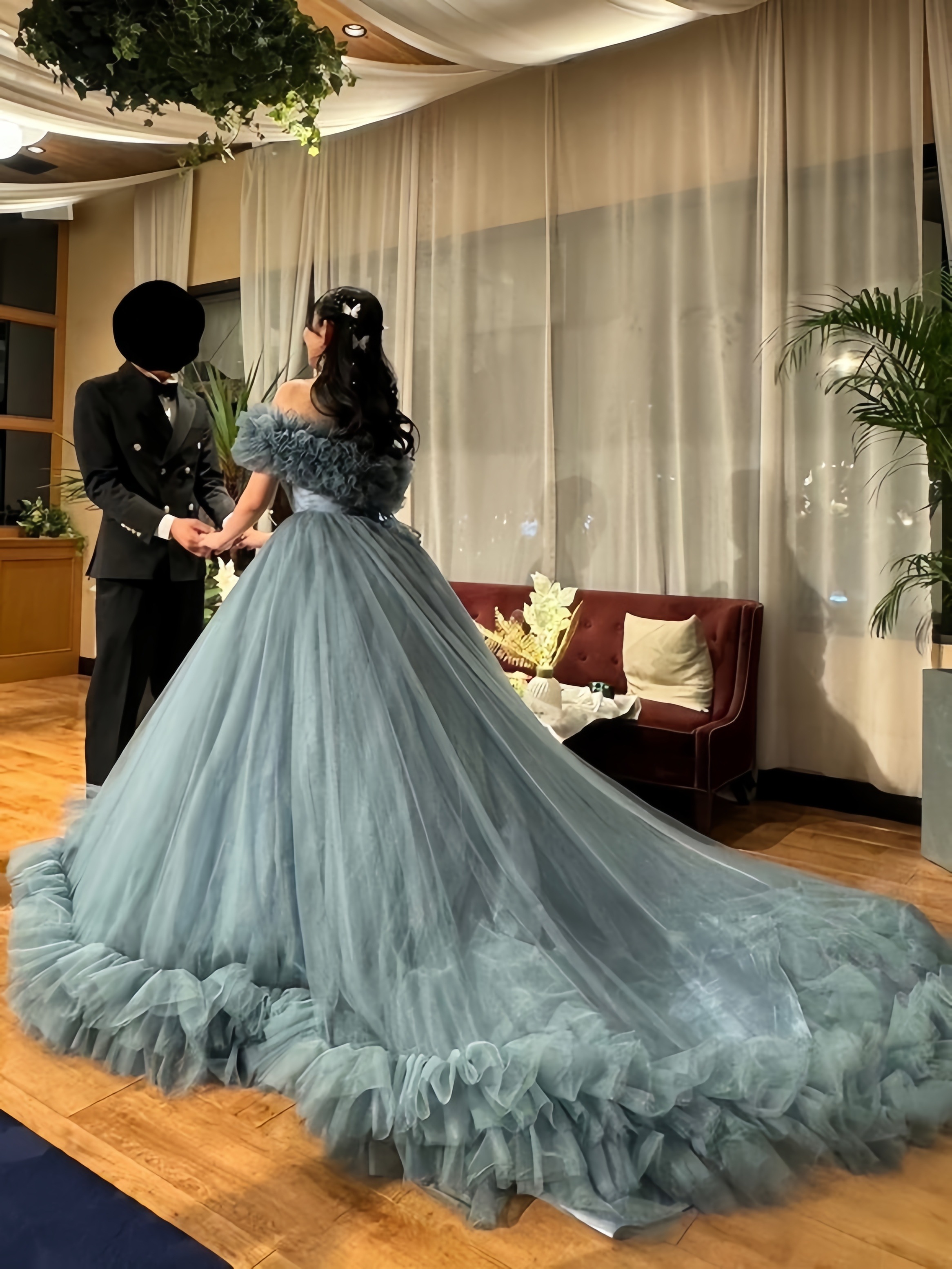 実例写真!カラードレス ブルー 取り外しオフショルダー ラッフルフリル ソフトチュール デザイン感 花嫁 実例写真!カラードレス ブルー 取り外しオフショルダー ラッフルフリル ソフトチュール デザイン感 花嫁