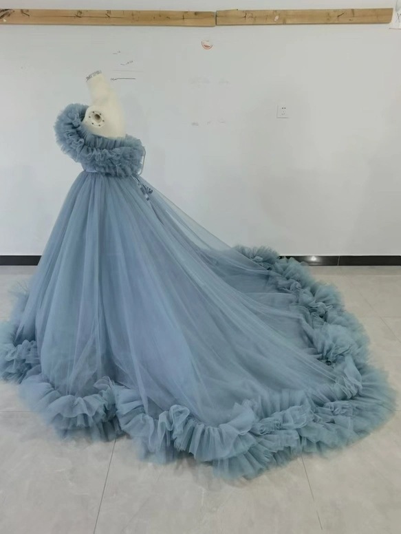 実例写真!カラードレス ブルー 取り外しオフショルダー ラッフルフリル ソフトチュール デザイン感 花嫁 実例写真!カラードレス ブルー 取り外しオフショルダー ラッフルフリル ソフトチュール デザイン感 花嫁