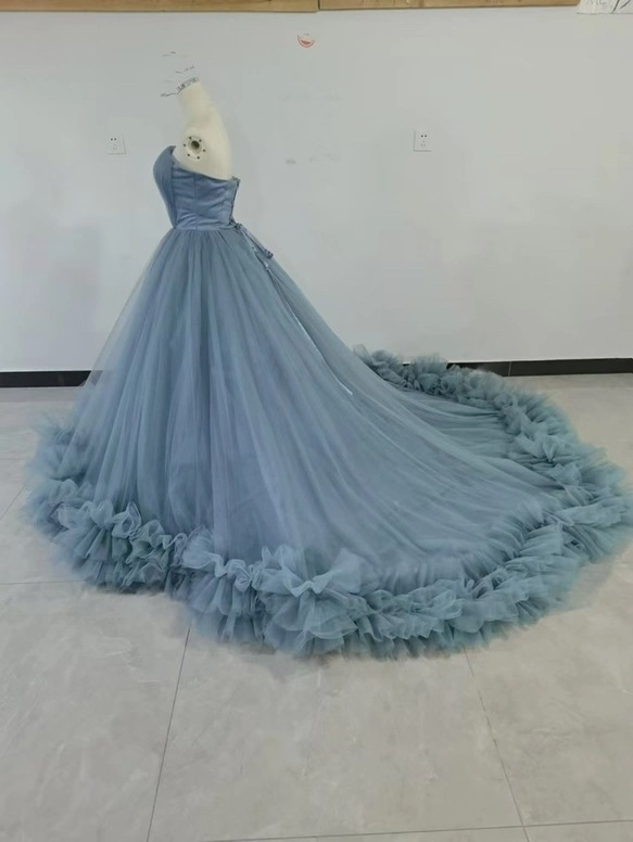 実例写真!カラードレス ブルー 取り外しオフショルダー ラッフルフリル ソフトチュール デザイン感 花嫁 実例写真!カラードレス ブルー 取り外しオフショルダー ラッフルフリル ソフトチュール デザイン感 花嫁