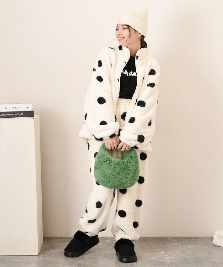 ボアドット柄ルームウェアセットアップ レディース 秋 冬 もこもこ 可愛い 大きいサイズ カジュアル トップス ボトムス 上下 長袖 ハイネック フリース 起毛 大きめ ゆったり あったか 暖かい 防