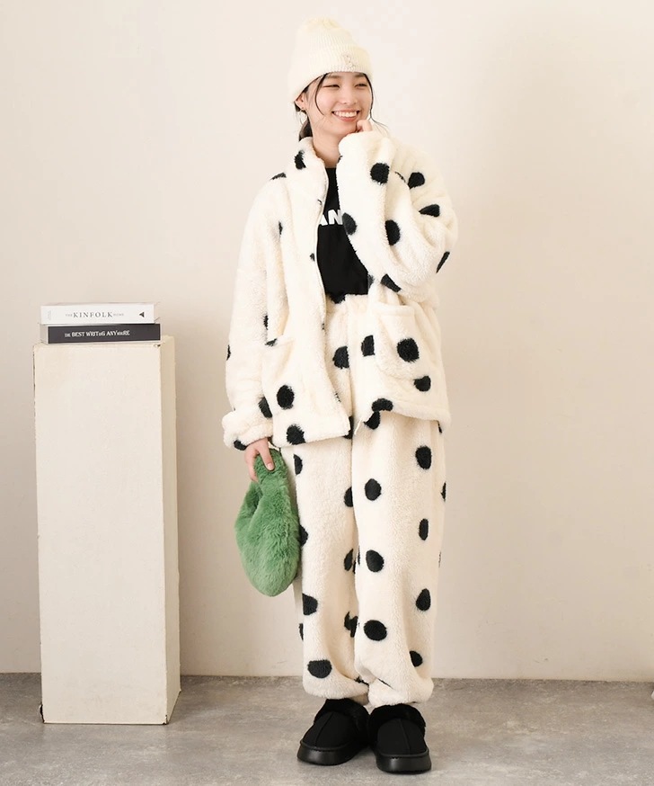 ボアドット柄ルームウェアセットアップ レディース 秋 冬 もこもこ 可愛い 大きいサイズ カジュアル トップス ボトムス 上下 長袖 ハイネック フリース 起毛 大きめ ゆったり あったか 暖かい 防