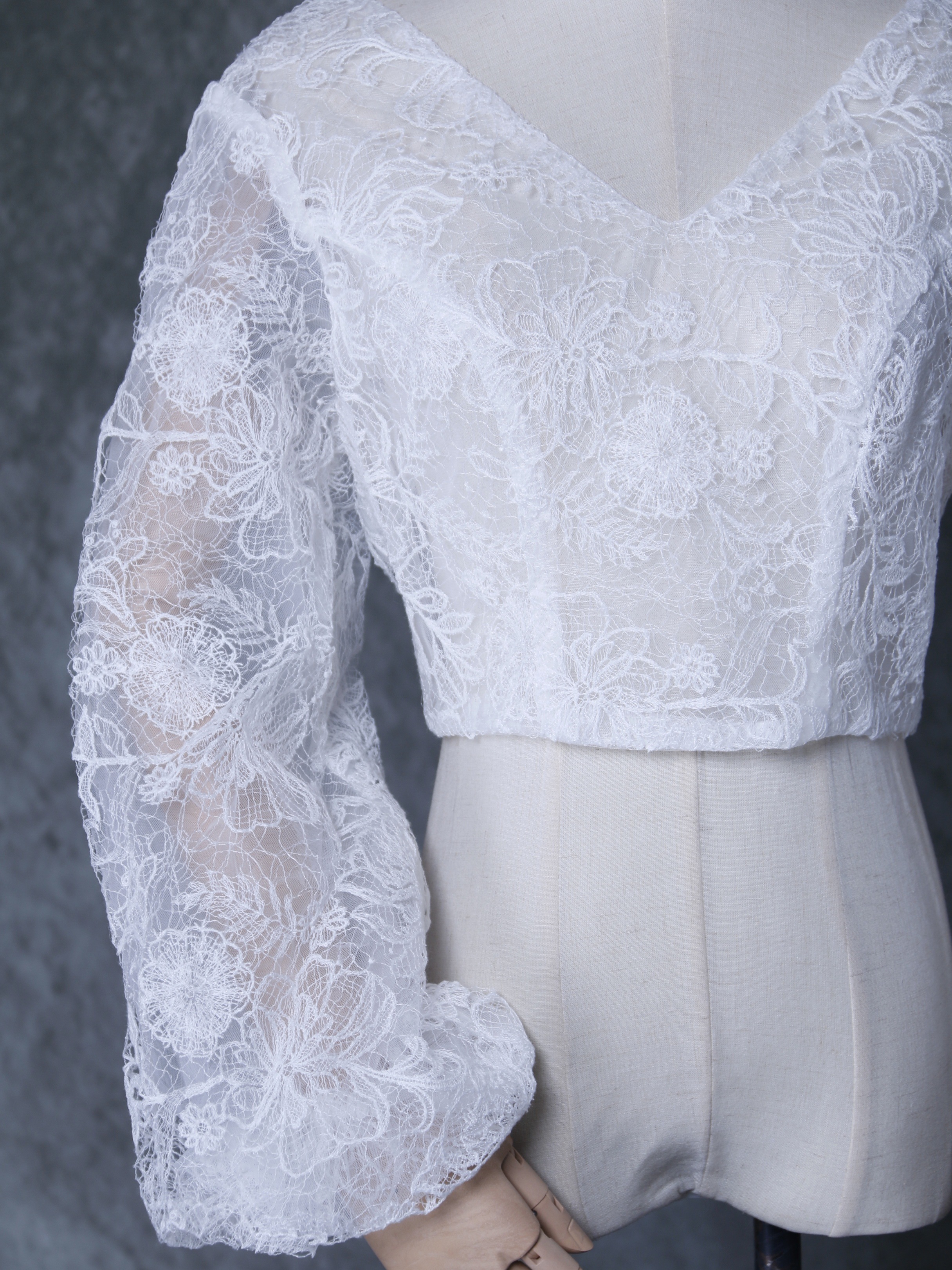 ボレロ 美しい花レース Vネック ふわふわ袖 くるみボタン ウエディングドレス ボレロ 美しい花レース Vネック ふわふわ袖 くるみボタン ウエディングドレス