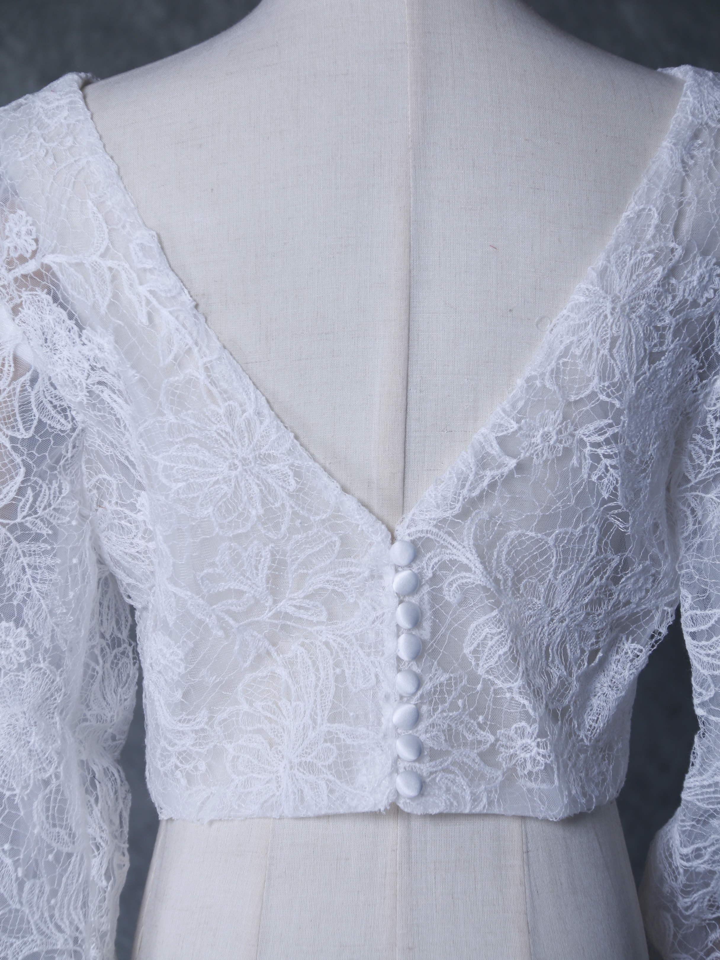 ボレロ 美しい花レース Vネック ふわふわ袖 くるみボタン ウエディングドレス ボレロ 美しい花レース Vネック ふわふわ袖 くるみボタン ウエディングドレス