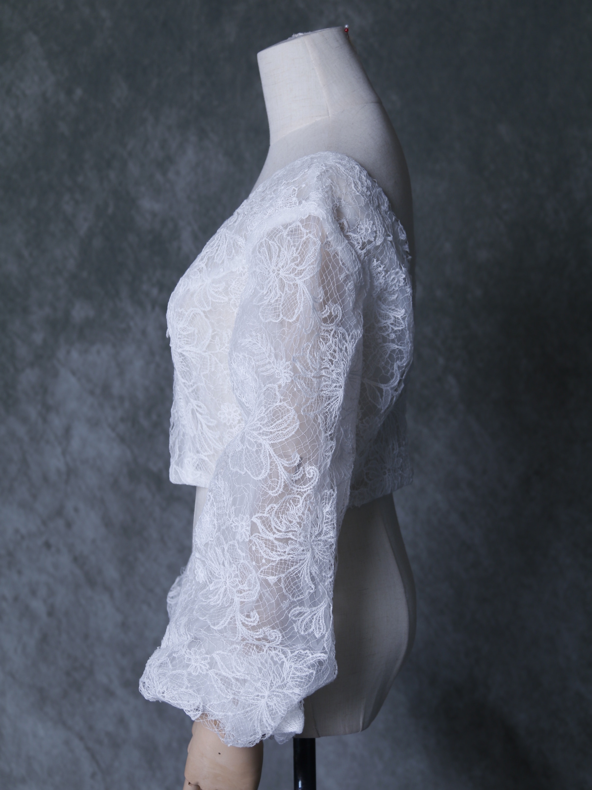 ボレロ 美しい花レース Vネック ふわふわ袖 くるみボタン ウエディングドレス ボレロ 美しい花レース Vネック ふわふわ袖 くるみボタン ウエディングドレス