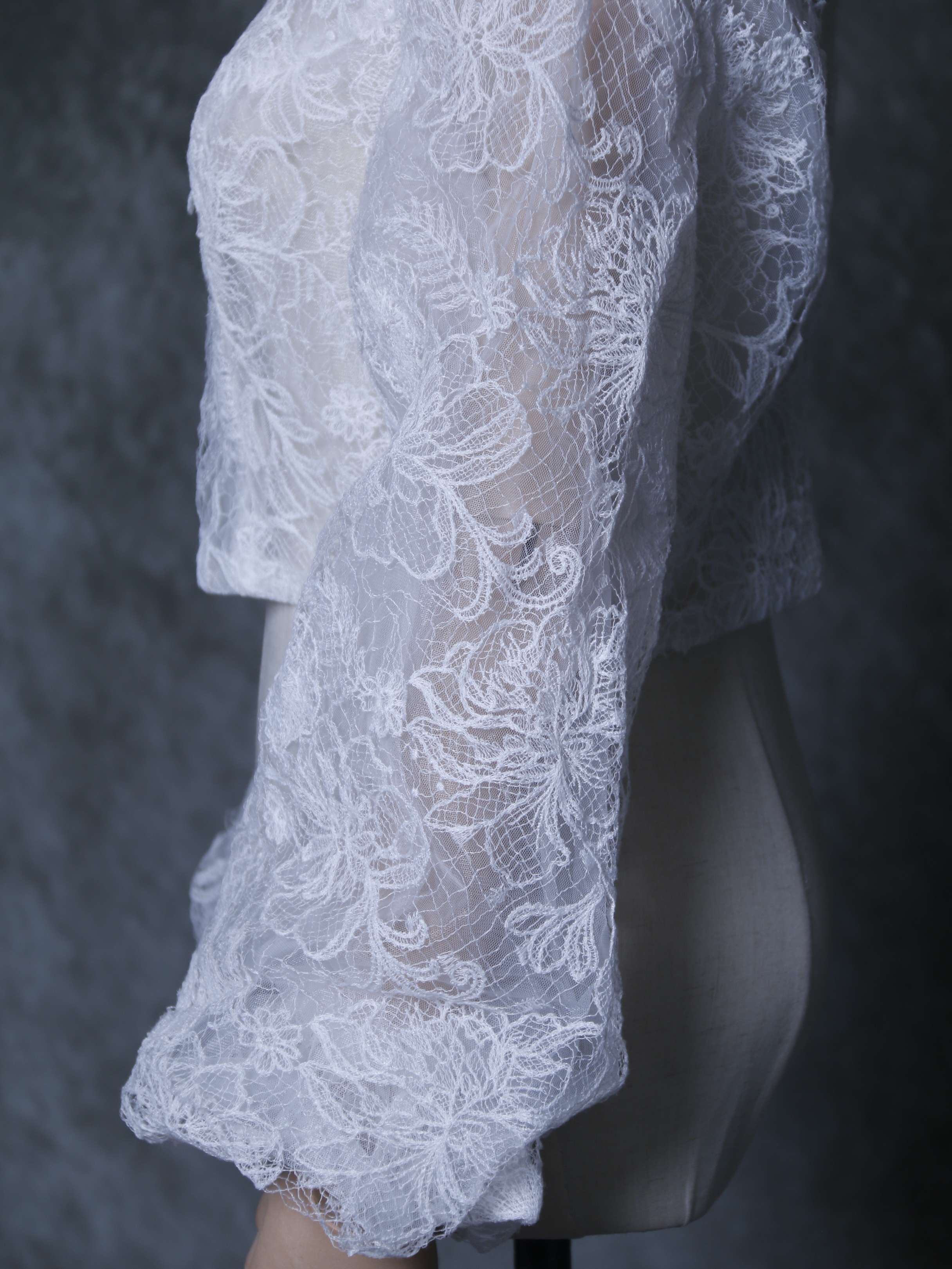 ボレロ 美しい花レース Vネック ふわふわ袖 くるみボタン ウエディングドレス ボレロ 美しい花レース Vネック ふわふわ袖 くるみボタン ウエディングドレス