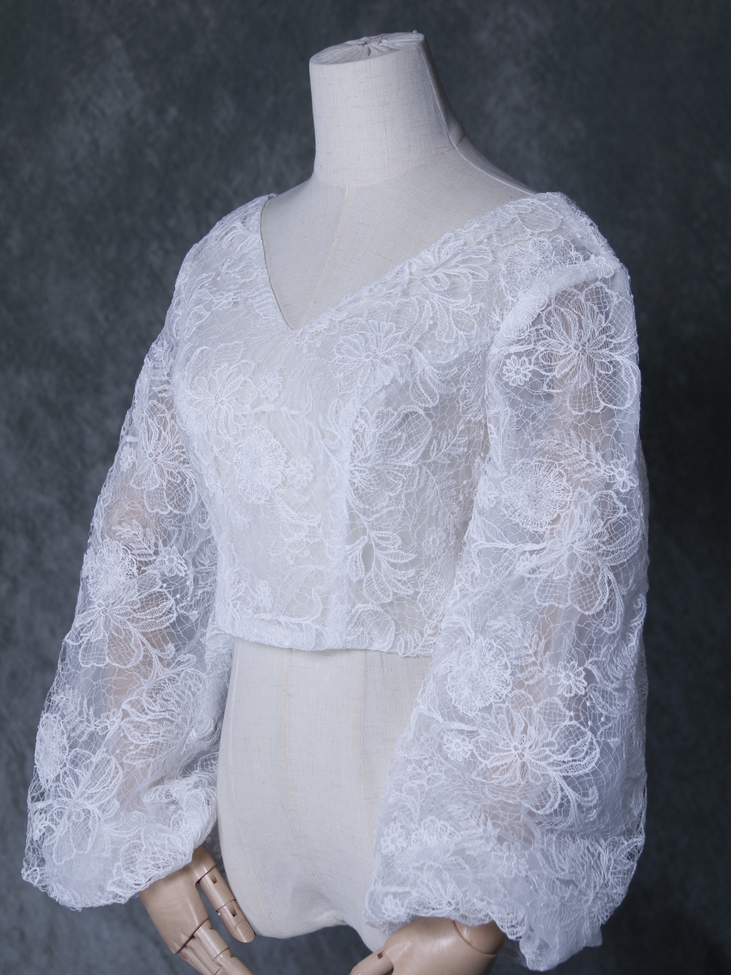 ボレロ 美しい花レース Vネック ふわふわ袖 くるみボタン ウエディングドレス ボレロ 美しい花レース Vネック ふわふわ袖 くるみボタン ウエディングドレス