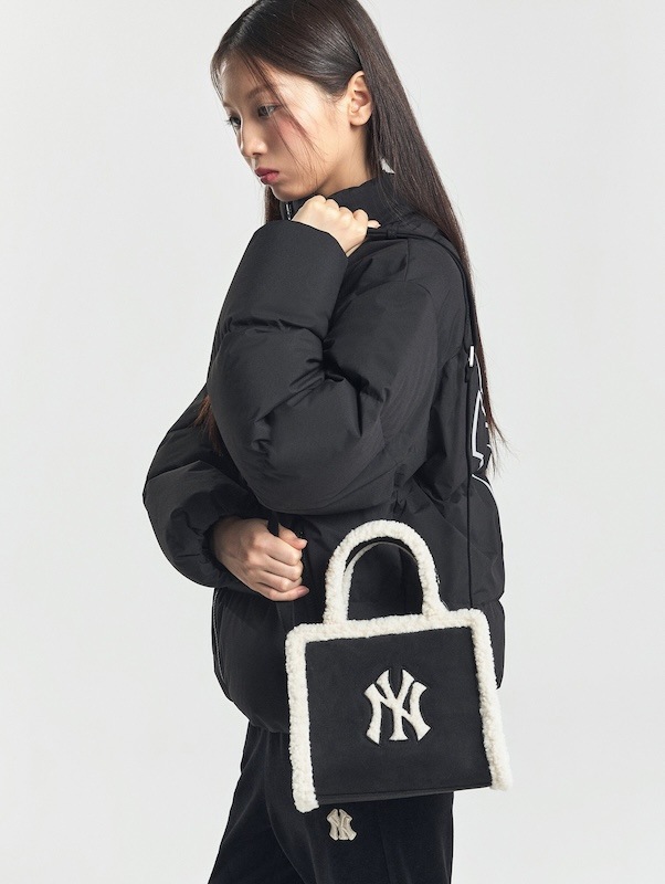 3AORS0746韓国限定販売 冬の新商品 ベーシック ムートン スモール トートバッグ ニューヨーク ヤンキース 3AORS0746韓国限定販売 冬の新商品 ベーシック ムートン スモール トートバッグ ニューヨーク ヤンキース