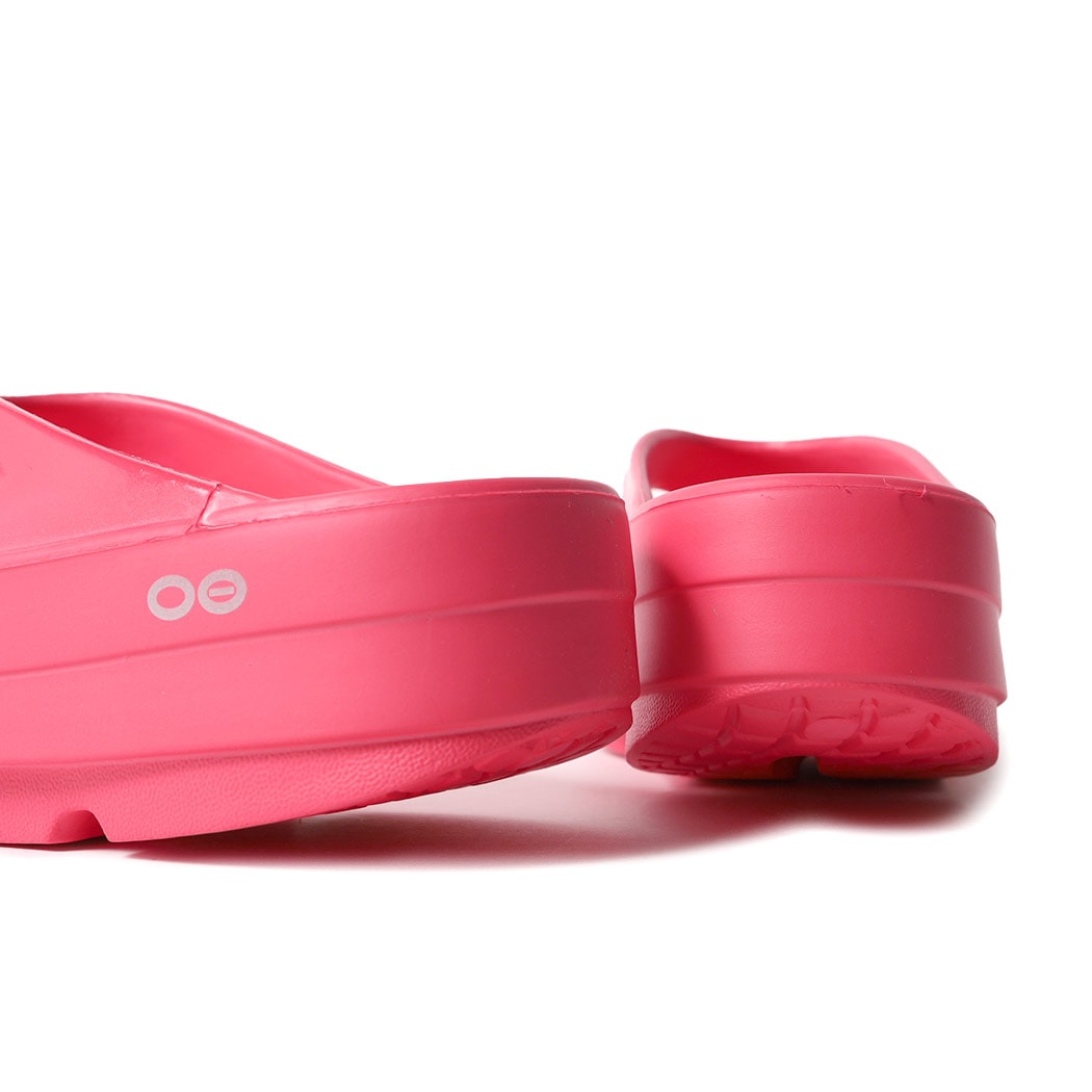 [Qoo10最安値に挑戦！] ウーフォス 厚底 サンダル OOFOS ウーメガ OOmega NEON BERRY pink ピンク トング レディース ウィメンズ軽量 疲れない 歩きやすい