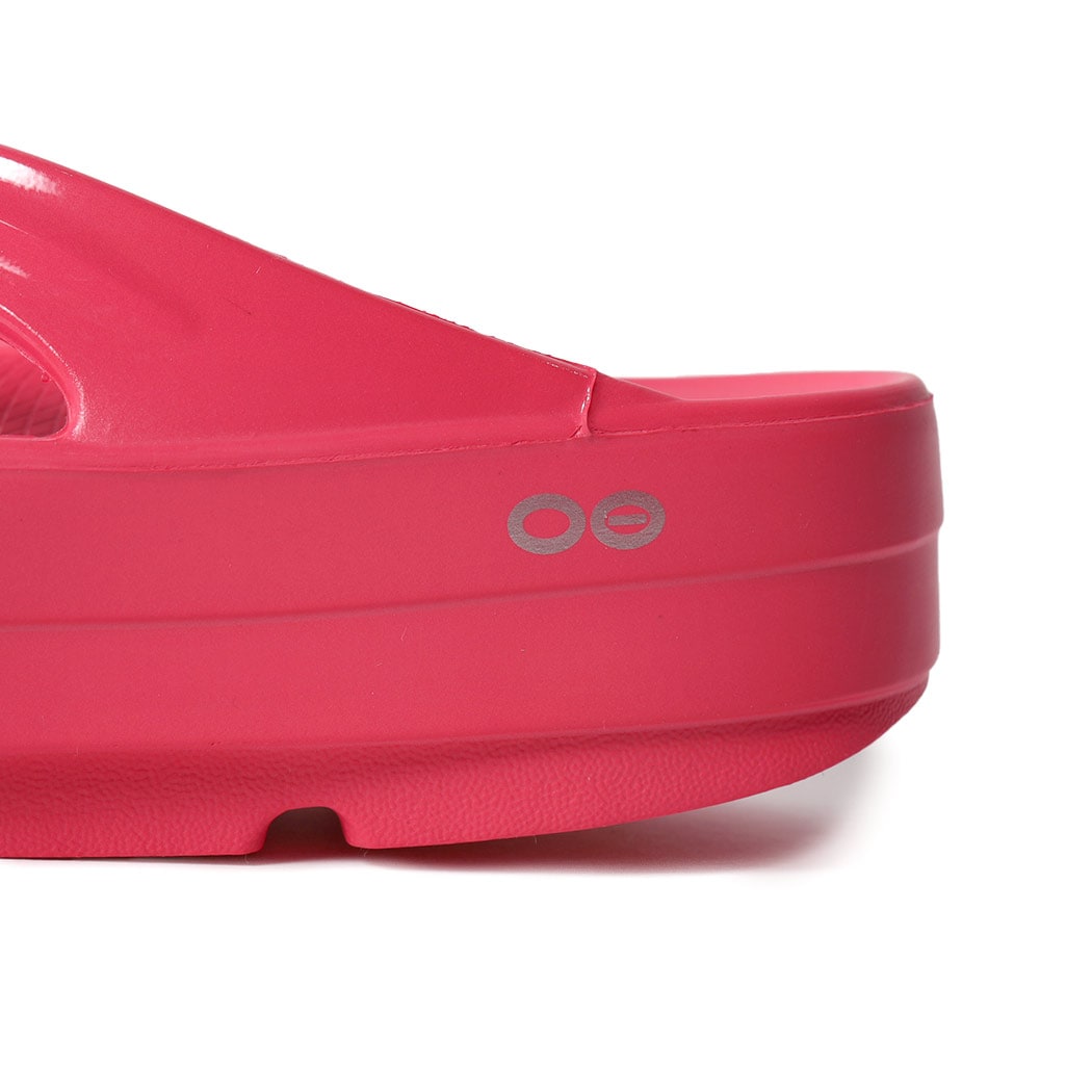 [Qoo10最安値に挑戦！] ウーフォス 厚底 サンダル OOFOS ウーメガ OOmega NEON BERRY pink ピンク トング レディース ウィメンズ軽量 疲れない 歩きやすい